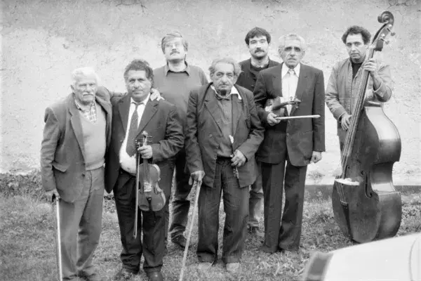 Gyűjtők és adatközlők (Kovács András, Vavrinecz András, Oláh János, Agócs Gergely, Kovács Aladár, Sárközi Aladár) Dacsókeszi 1994.