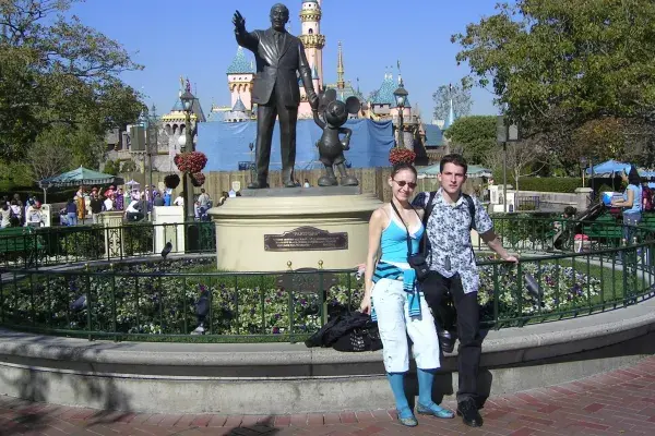 Klári és Árpi (Kicsi) Disneyland előtt