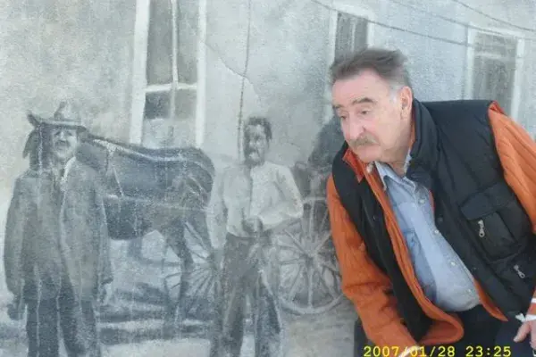 Lukovich papa és a falfestménye Albuquerque-ben