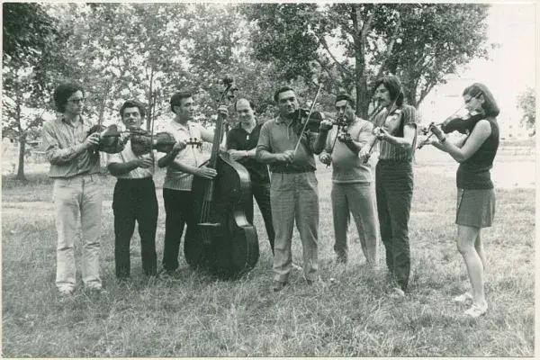 A Bartók Táncegyüttes edzőtáborában a méhkeréki zenekarral (1973)