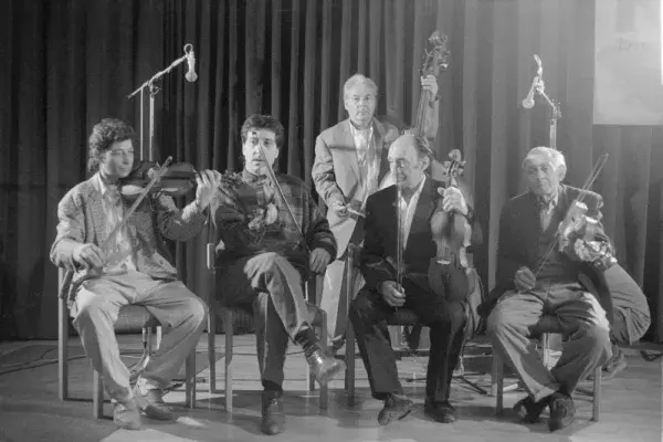 Nagysármási zenészek (prímások: Demi Ariton "Titi", Moldován Giani, bőgős: Gáspár Ármin, kontrások: Moldován Károly, Miki Alexandru "Antika" ) muzsikálnak a Fonó Budai Zeneházban 1998.