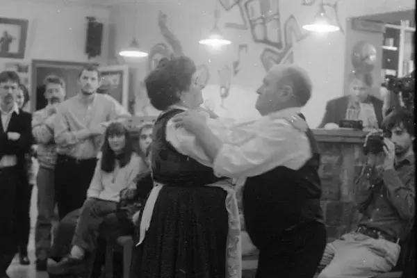 Balázstelki táncosok Veres Andrásné, Fogarasi Katalin; Fogarasi István táncolnak a Fonóban 1998.