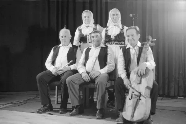 Csíkjenőfalviak (Szentes András, Szentes Károly, Kedves Dénes, Farkas Margit, Farkas Vilma) a Fonóban 1998.